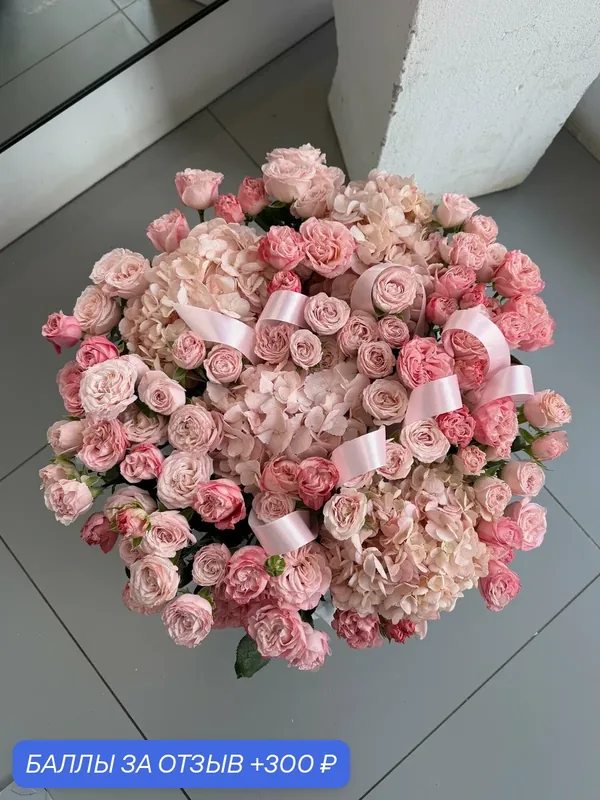 Корзина с розовыми гортензиями и персиковыми розами Fleur — Fleur, 300 баллов за отзыв Яндекс Маркет
