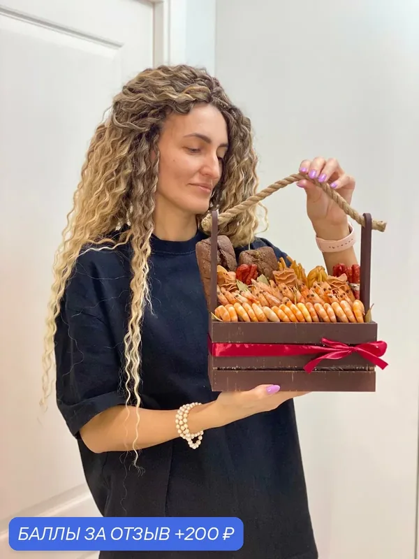 Мужской набор «Модена» с креветками, мясными чипсами, колбасками, сыром и багетом в деревянной коробке — Fleur & Bonbon, 200 баллов за отзыв Яндекс Маркет