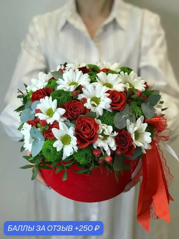 Коробка из красных роз и хризантем «Баронесса» - L (до 40 см) — Romashka, 250 баллов за отзыв Яндекс Маркет