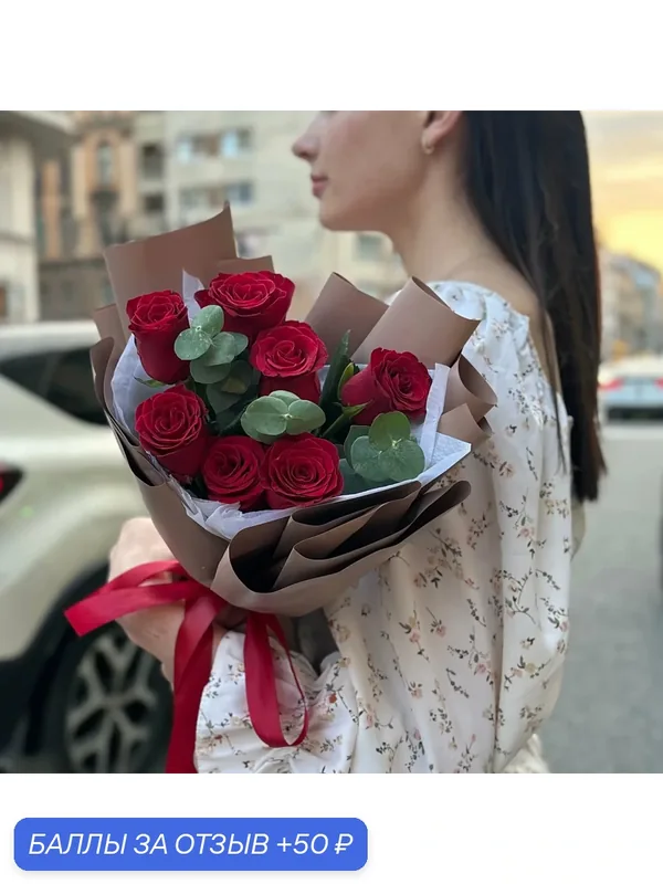 Букет из 7 красных кенийских роз с эвкалиптом, 35см на стеблях — 50 баллов за отзыв Яндекс Маркет