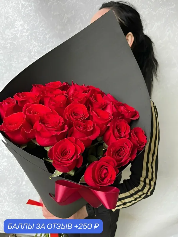 Букет цветов из 25 красных роз, высота: 70 см, в стильном фоамиране, от бренда «Море Роз» — море роз, 250 баллов за отзыв Яндекс Маркет