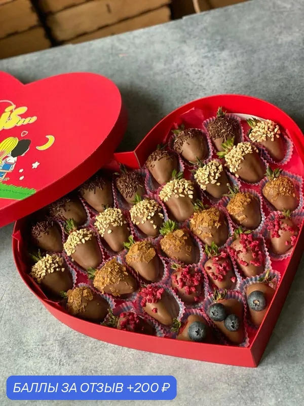 Подарочный набор на годовщину Клубника в шоколаде асорти Размер XXL love is (30-35 ягод ) — Fleur & Bonbon, скидка по промокоду Яндекс Маркет
