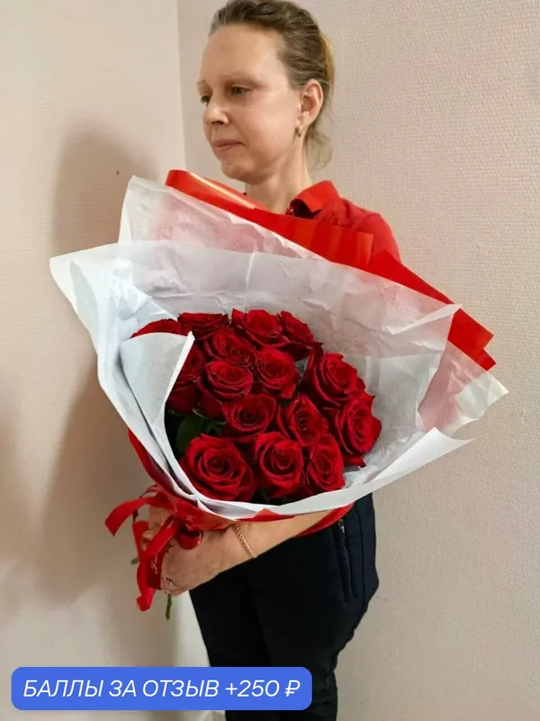 Букет цветов из 13 роз, высота: 60 см, в стильной упаковке, от бренда «Море Роз» — море роз, 250 баллов за отзыв Яндекс Маркет
