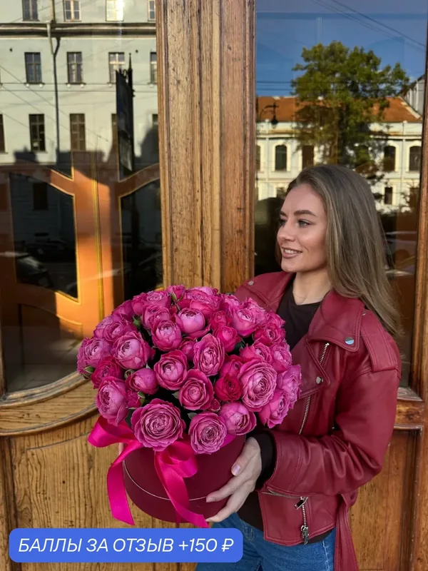 Композиция, Кустовая пионовидная малиновая роза, 51 шт в шляпной коробке — Роза78.Ру, 150 баллов за отзыв Яндекс Маркет