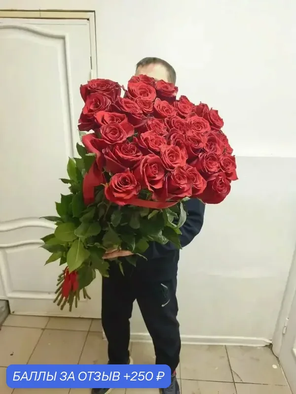 Букет цветов из 25 красных роз, высота: 110 см, без упаковки — море роз, 250 баллов за отзыв Яндекс Маркет
