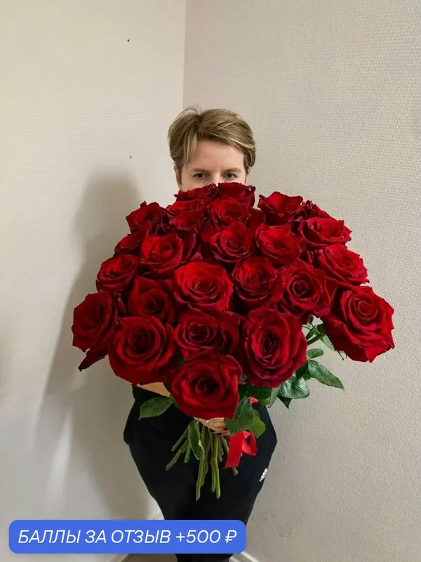Букет цветов из 51 роз, высота: 80 см, без упаковки, от бренда «Море Роз» — море роз, 500 баллов за отзыв Яндекс Маркет