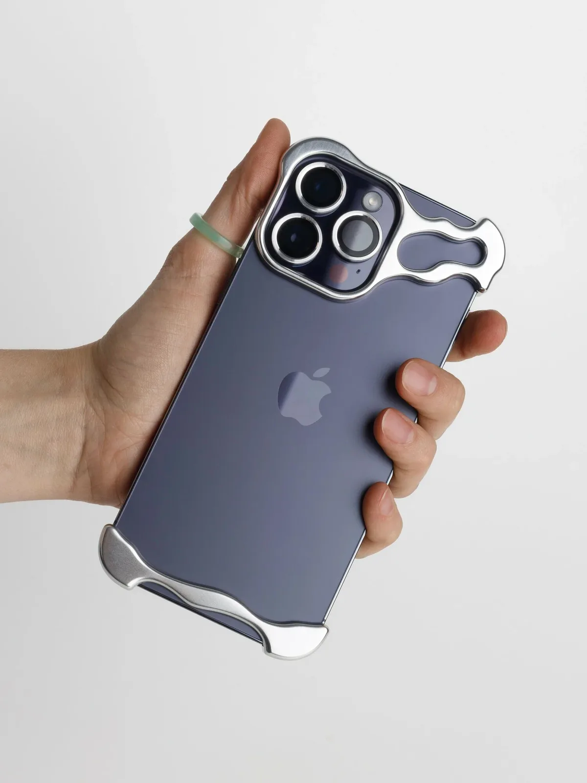 Чехол на iPhone 17 Pro металлический с защитой камеры и поддержкой беспроводной зарядки — скидка по промокоду Яндекс Маркет